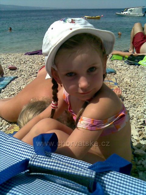 Lucie  na plaži v Nemire